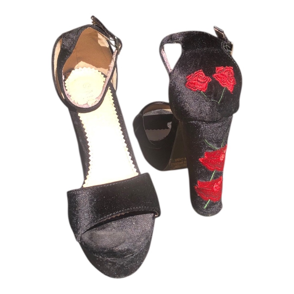 Melly Nottion Black Velvet Embroidered Roses Heels - Picture 2 of 6